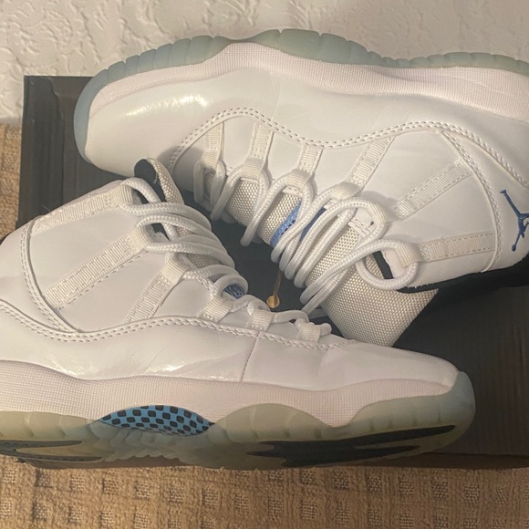 Jordan women White and Blue Sneakers - Picture 3 of 5